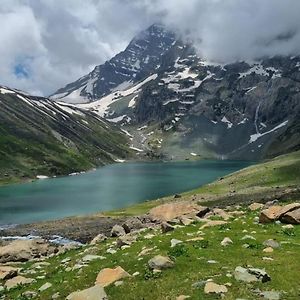 Srinagar Hotels And Houseboats